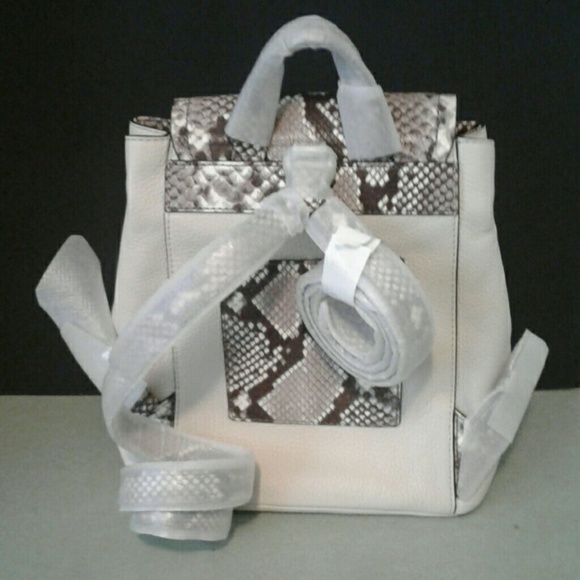 Michael Kors Susie Small Flap Pebbled Leather Back - Picture 2 of 8